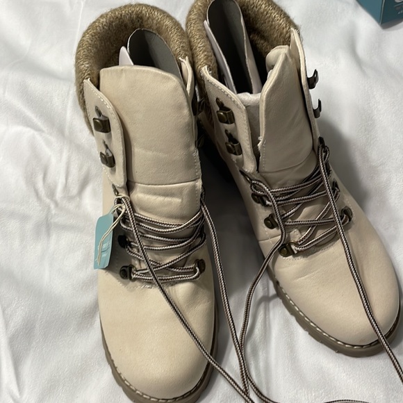 Boots - Picture 2 of 9